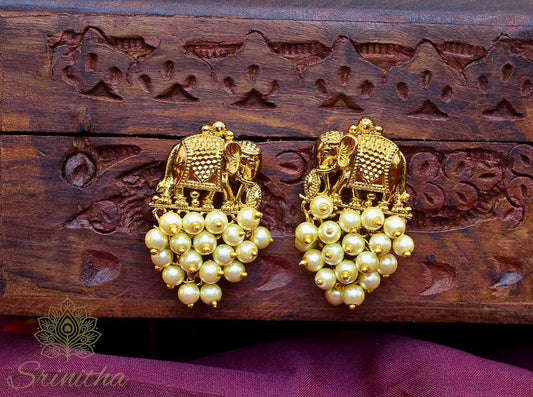 Gaja Leela – Pearl Cluster Studs