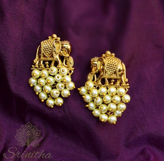 Gaja Leela – Pearl Cluster Studs
